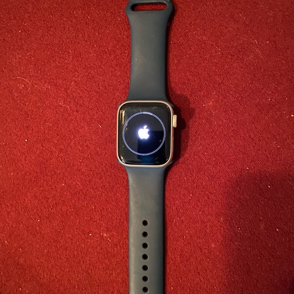 Apple Watch SE comes with charger